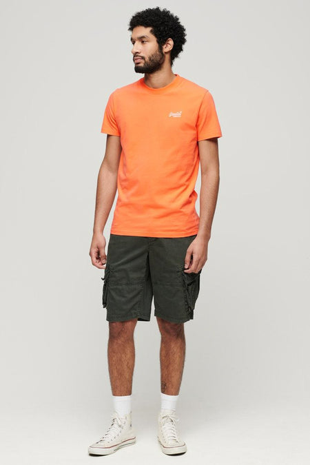 Oranje T-shirt met korte mouwen van Superdry, gedragen met een kaki cargoshort en hoge sneakers.