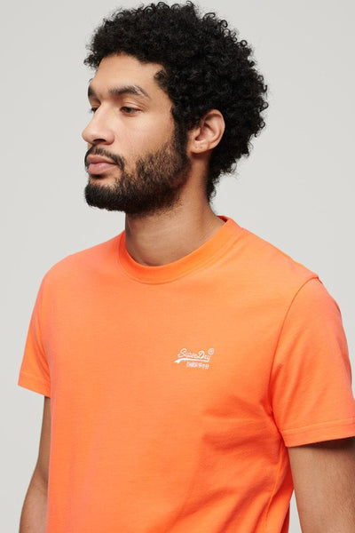 T-shirt orange à manches courtes de Superdry, porté par un homme à la barbe soignée.