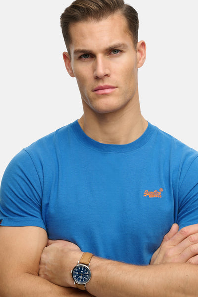 Blauw T-shirt met korte mouwen van SUPERDRY, gedragen door een man met een leren horlogebandje.