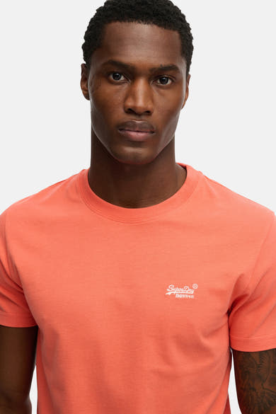 Koraalkleurig T-shirt met korte mouwen van Superdry, met geborduurd logo op de voorkant.