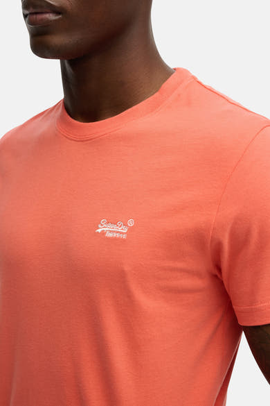 Koraalkleurig T-shirt met korte mouwen van SUPERDRY, met geborduurd logo op de borst en ronde hals.
