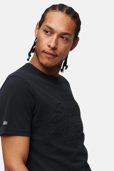 T-shirt à manches courtes bleu de SUPERDRY, avec logo en relief sur le devant.
