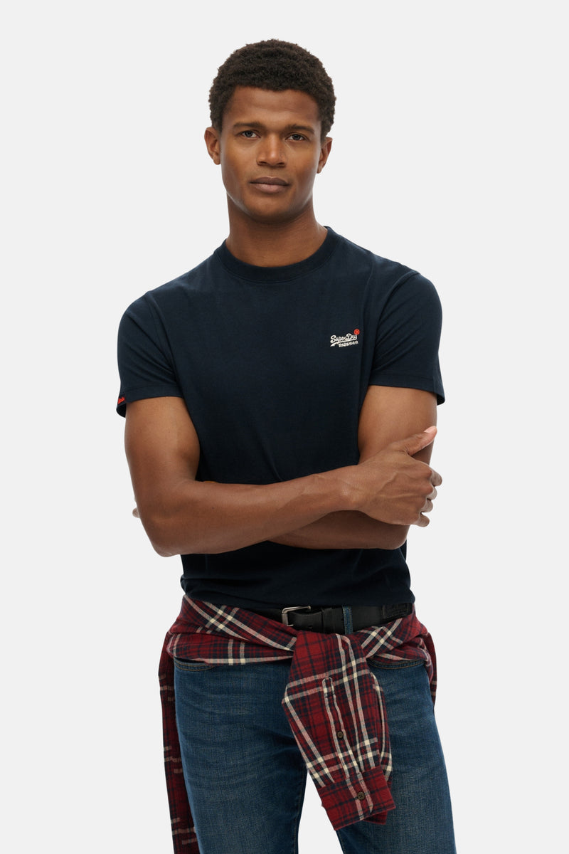 Marineblauwe T-shirt met korte mouwen van Superdry, met geborduurd logo op de borst en contrasterende bies op de kraag.