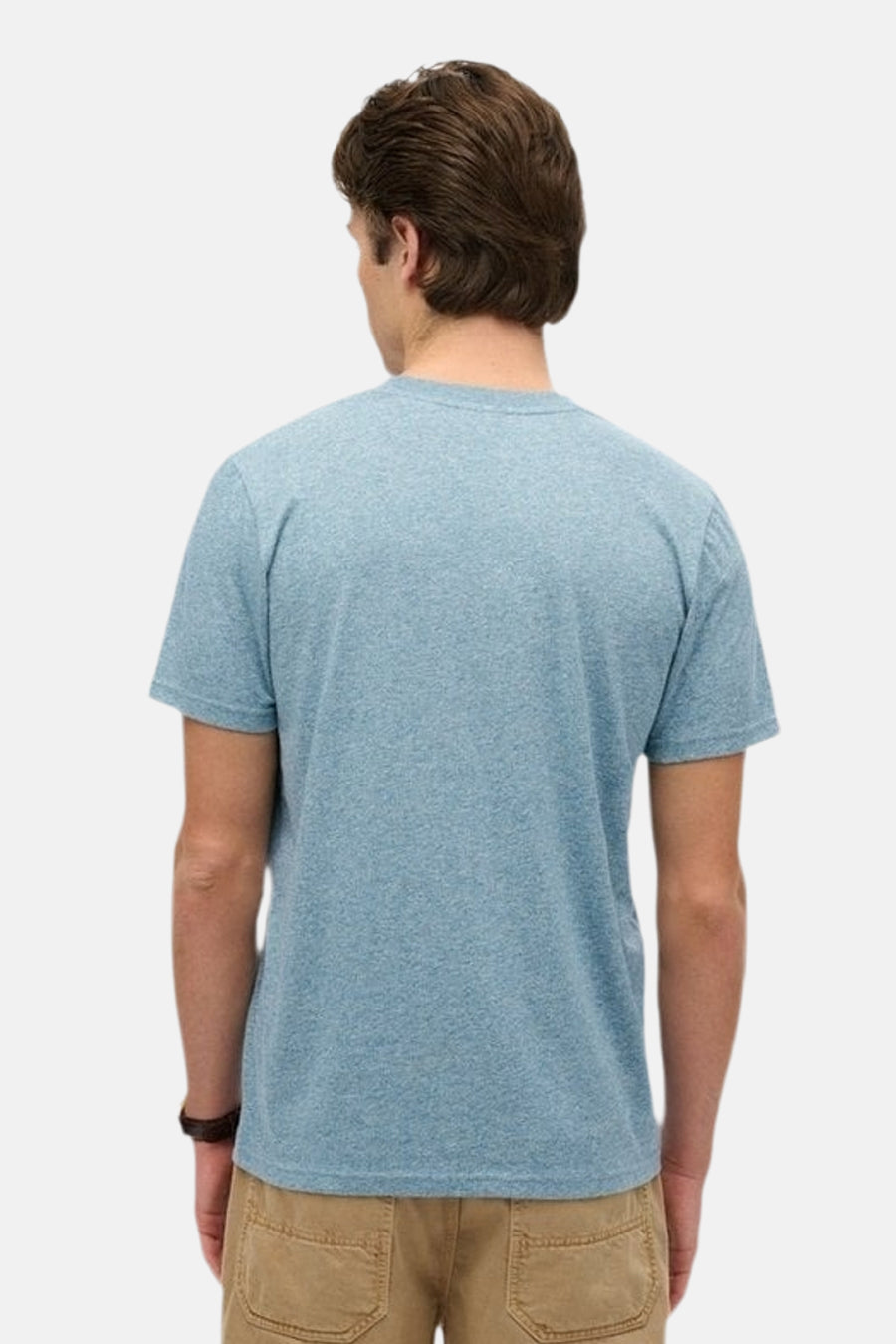 Blauwe gemêleerde T-shirt met korte mouwen van SUPERDRY, achterkant, gedragen met een beige cargobroek en een leren armband.