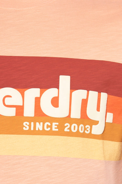 T-shirt à manches courtes orange par SUPERDRY, rayures multicolores et logo imprimé sur le devant.