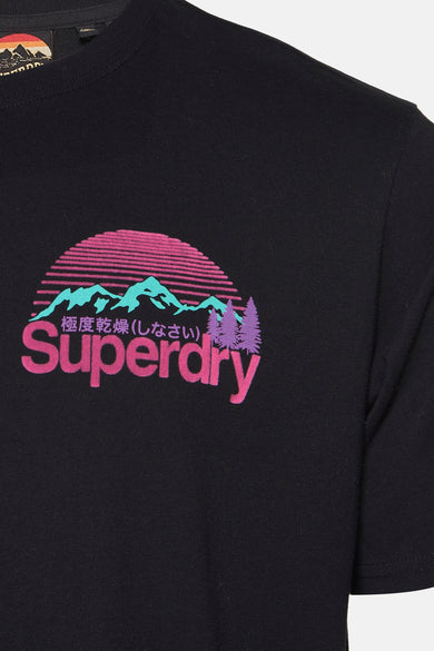 Zwart T-shirt met korte mouwen van Superdry, met een gestileerd bergmotief op de voorkant.