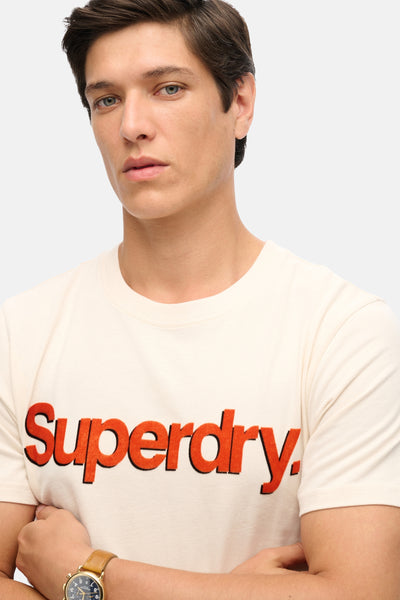 Beige T-shirt met korte mouwen van Superdry, met oranje logo op de voorkant.