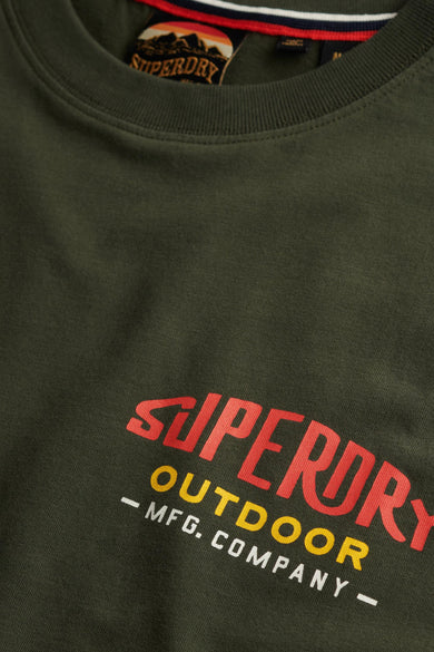 T-shirt à manches courtes olive de Superdry avec logo imprimé "Outdoor MFG. Company" en rouge et jaune.