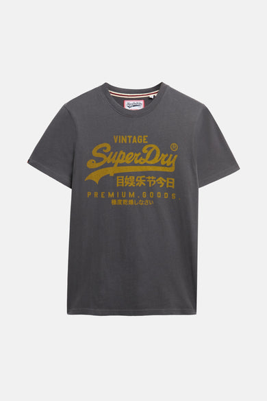 T-shirt à manches courtes gris de Superdry, avec un grand logo jaune sur le devant.
