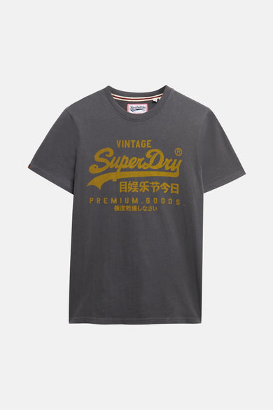T-shirt à manches courtes gris de SUPERDRY, avec un grand logo jaune vintage sur le devant.