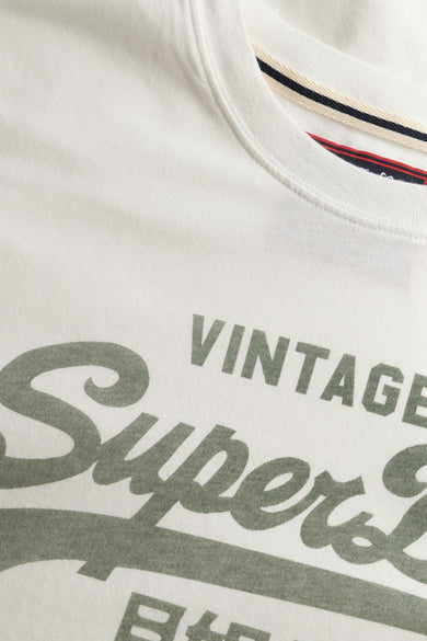 T-shirt à manches courtes blanc de Superdry, avec l'inscription "Vintage" en vert olive.