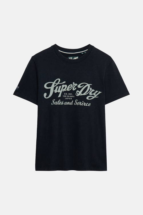 T-shirt bleu à manches courtes de SUPERDRY, avec un grand logo calligraphique gris clair sur le devant.