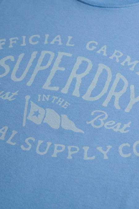T-shirt bleu à manches courtes de Superdry avec un motif graphique imprimé sur le devant.