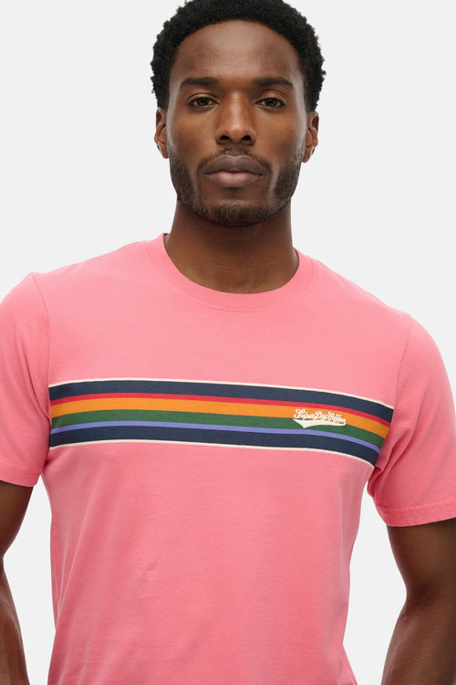 T-shirt rose à manches courtes de Superdry, avec rayures multicolores sur la poitrine et logo.