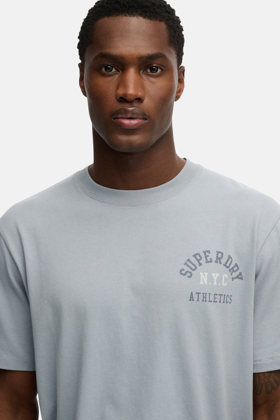 T-shirt bleu à manches courtes de SUPERDRY, avec logo imprimé sur la poitrine.