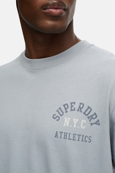 Blauw T-shirt met korte mouwen van SUPERDRY, met een verouderde halfronde tekstprint op de voorkant.