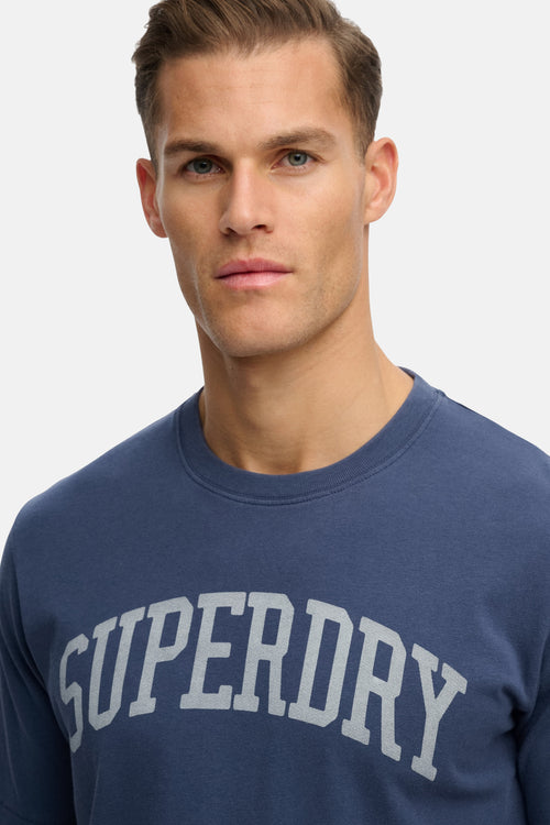 T-shirt bleu à manches courtes de SUPERDRY avec un logo imprimé en arc de cercle sur le devant.
