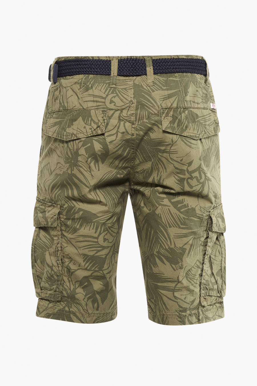 Short vert à motif de feuilles de Petrol Industries, avec ceinture tressée noire.