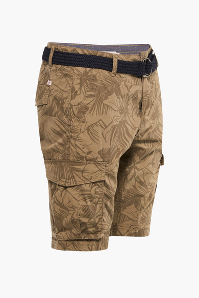Korte beige short met tropische print van Petrol Industries, voorzien van een marineblauwe gevlochten riem.