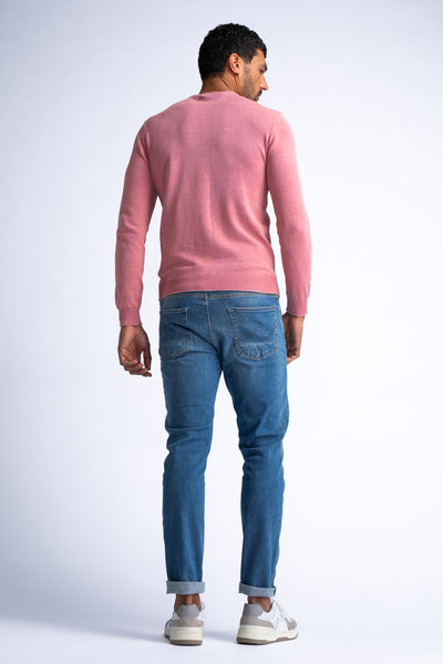 Pull rouge de Petrol Industries, porté avec un jean bleu et des baskets blanches, vue de dos.