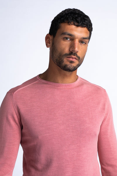 Pull rouge à col rond de Petrol Industries, en maille fine texturée sur fond blanc.