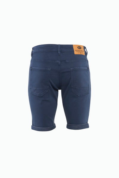 Short bleu par Petrol Industries®, vue arrière avec ourlets retroussés et étiquette de marque.