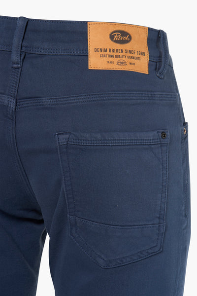 Short bleu de Petrol Industries, avec poche arrière unique boutonnée.