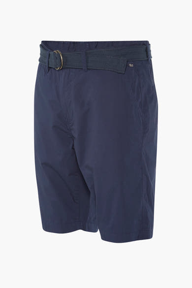 Blauwe bermuda van Petrol Industries, met een marineblauwe gevlochten riem en gouden gesp.