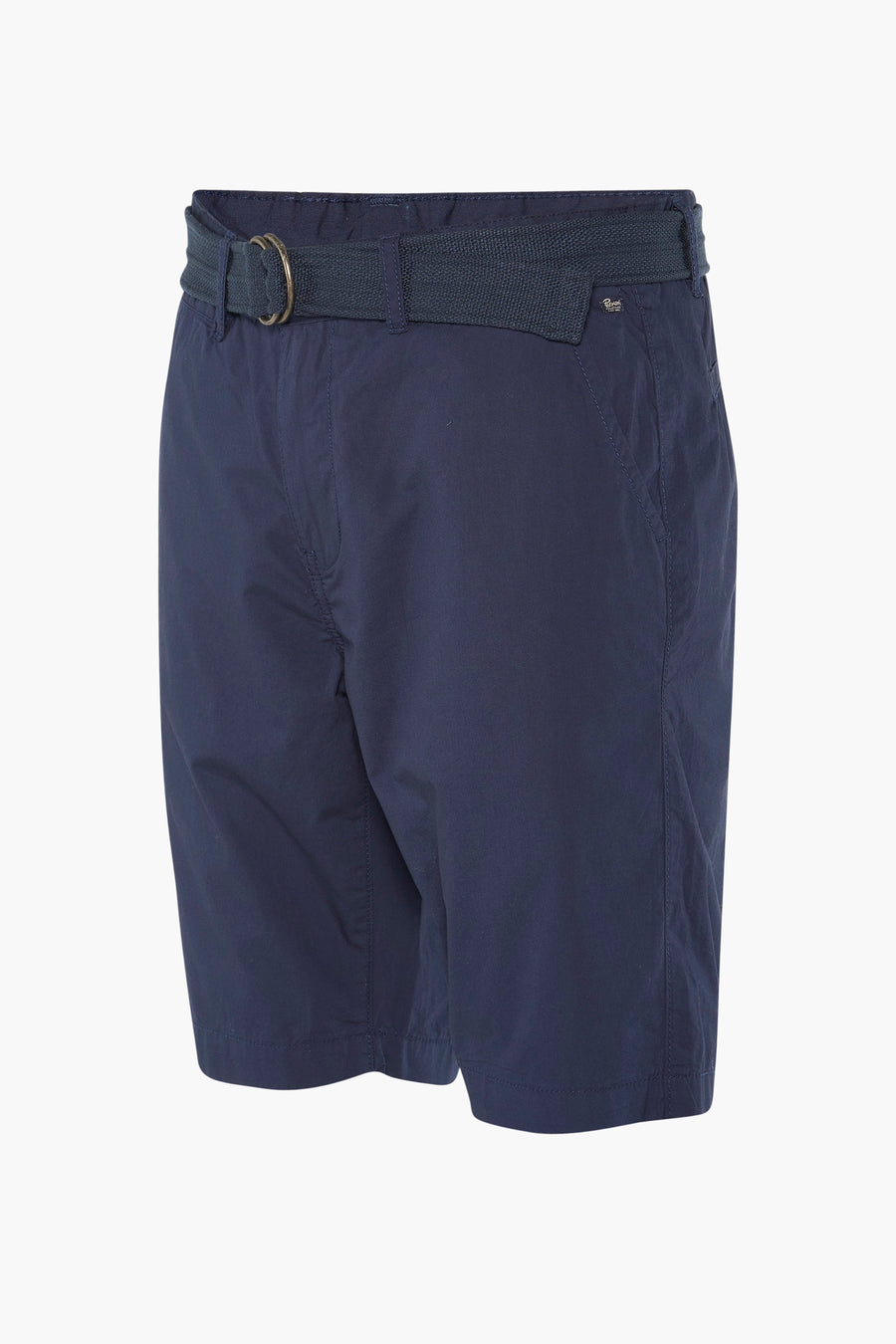 Blauwe bermuda van Petrol Industries, met een marineblauwe gevlochten riem en gouden gesp.