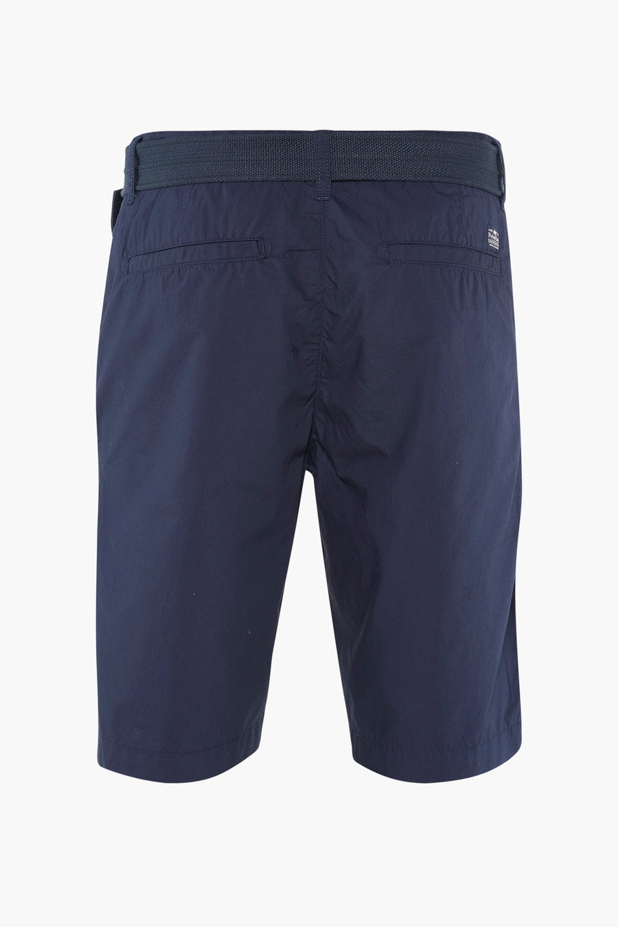 Bermuda bleu de Petrol Industries, avec ceinture tressée apparente et poches arrière passepoilées.