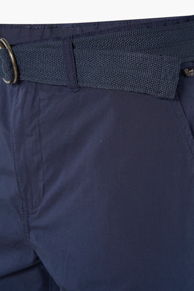Petrol Industries marineblauwe bermudabroek, met textuurstof riem en metalen gesp.