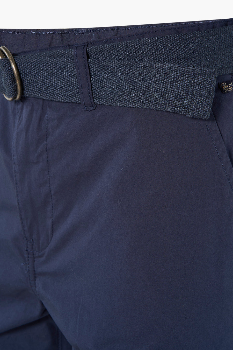 Petrol Industries marineblauwe bermudabroek, met textuurstof riem en metalen gesp.