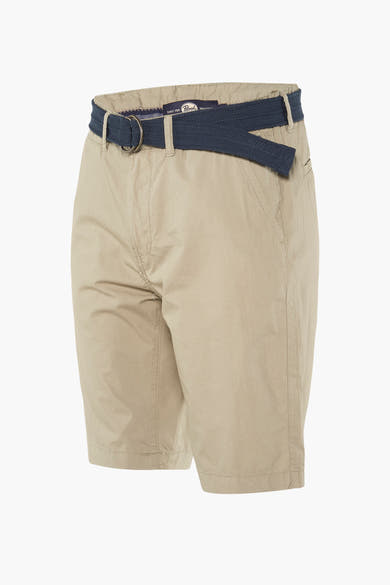 Beige Bermuda van Petrol Industries met marineblauwe riem en metalen gesp.