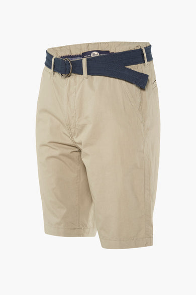 Bermuda beige de Petrol Industries avec ceinture bleu marine et boucle métallique.
