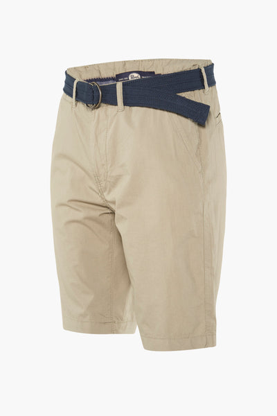 Bermuda beige de Petrol Industries avec ceinture bleu marine et boucle métallique.