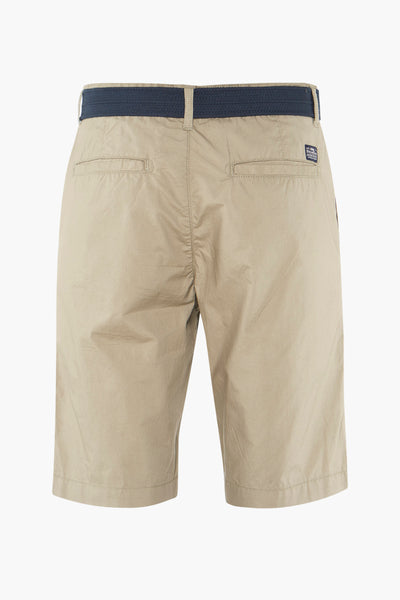 Bermuda beige en toile by Petrol Industries, avec ceinture bleu marine tressée et poches arrière passepoilées.