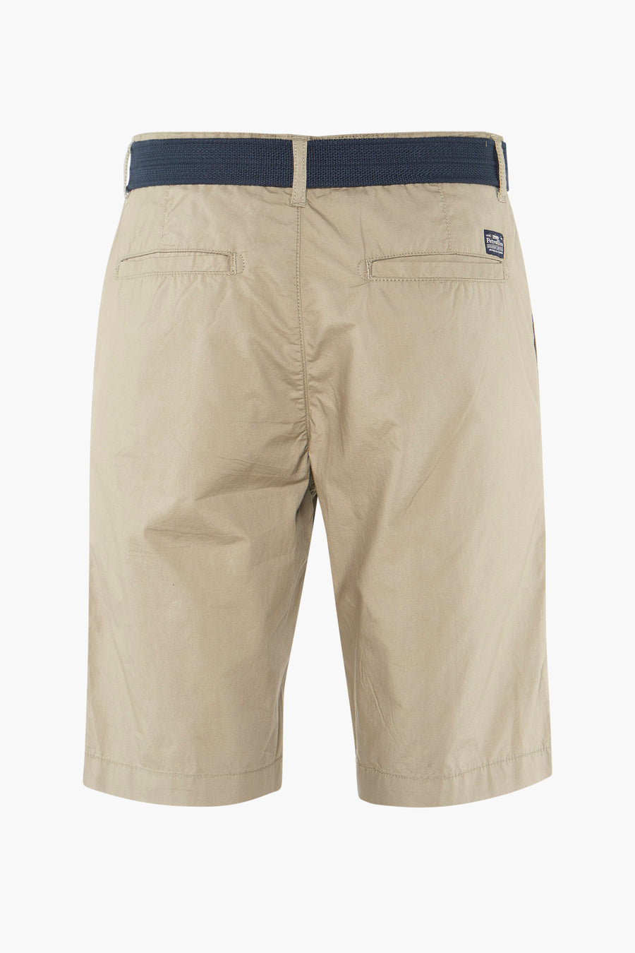 Beige bermuda van canvas van Petrol Industries, met marineblauwe gevlochten riem en paspelzakken achter.