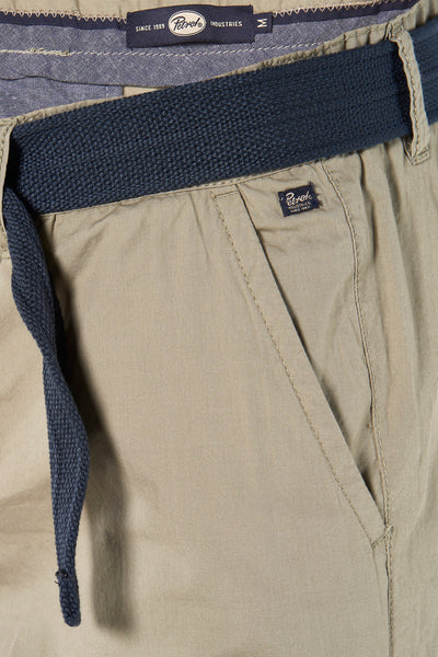 Beige bermuda van Petrol Industries, met een marineblauwe stoffen ceintuur en schuine zak.