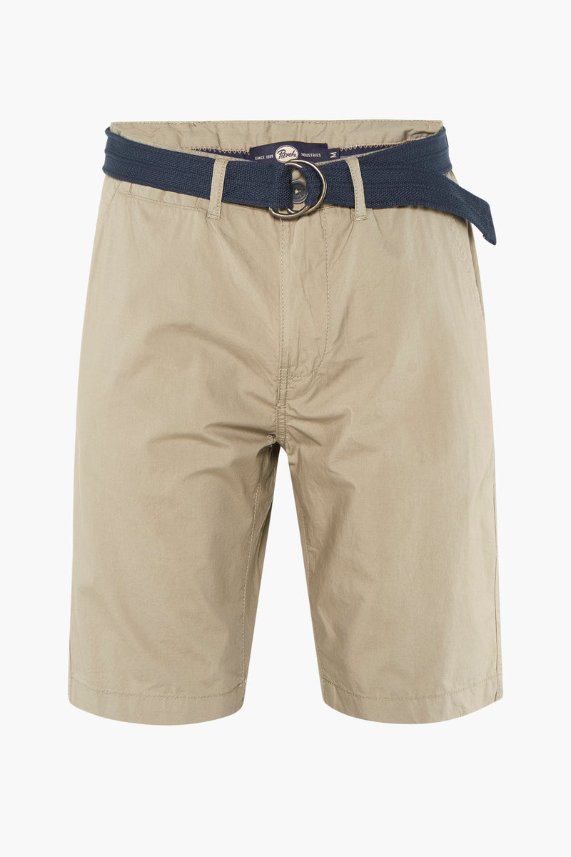 Bermuda beige de Petrol Industries, avec ceinture bleu marine à boucle argentée.