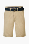 Beige bermuda van Petrol Industries, met marineblauwe riem en paspelzakken achter.