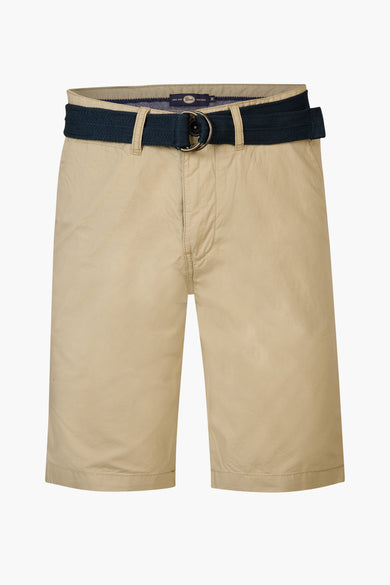 Bermuda beige de Petrol Industries, avec ceinture tressée bleu marine et boucle argentée.