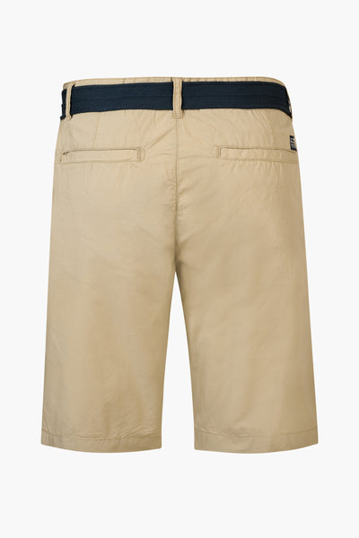 Bermuda beige de Petrol Industries, avec ceinture bleu marine et poches arrière passepoilées.