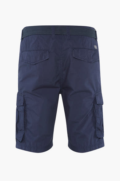Bermuda bleu par Petrol Industries, avec ceinture à boucle et poches cargo arrière et latérales.