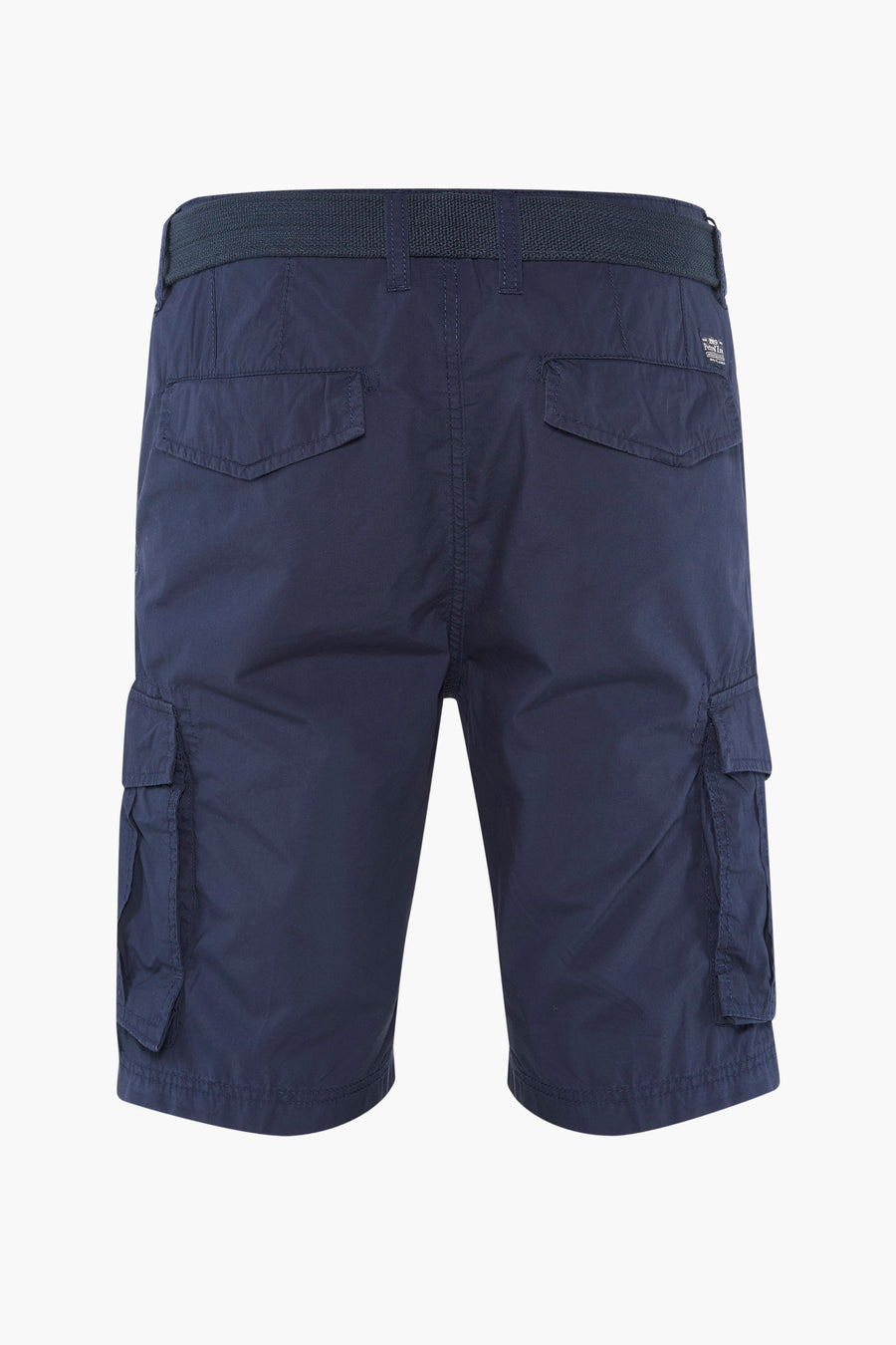 Bermuda bleu par Petrol Industries, avec ceinture à boucle et poches cargo arrière et latérales.