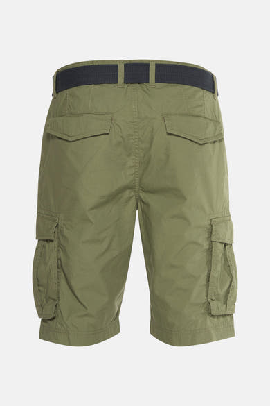 Korte broek van Petrol Industries® met cargozakken en zwarte riem, achterzicht.