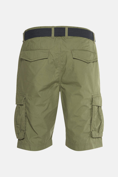 Korte broek van Petrol Industries® met cargozakken en zwarte riem, achterzicht.