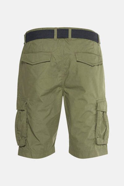 Korte broek van Petrol Industries® met cargozakken en zwarte riem, achterzicht.