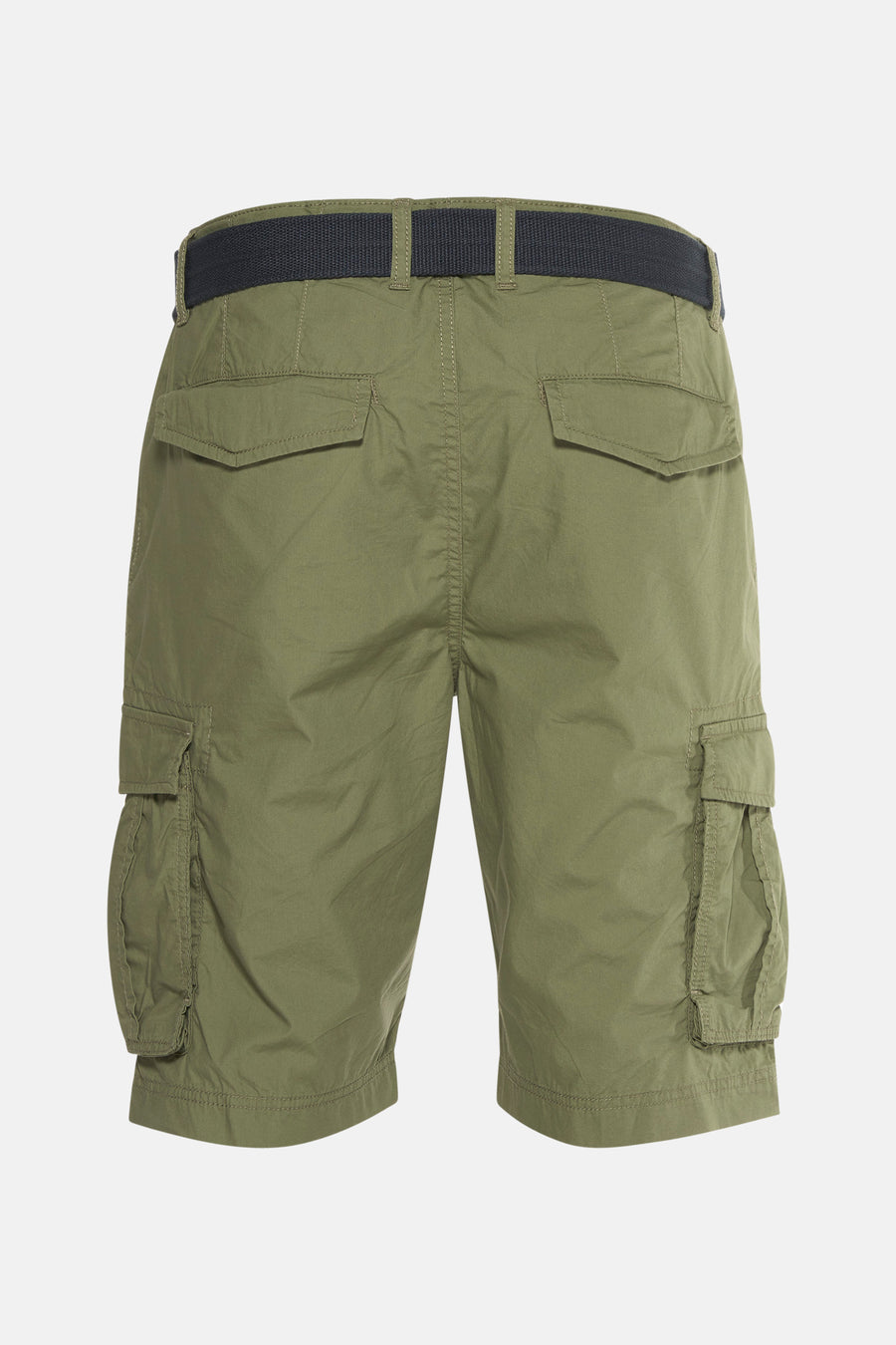 Korte broek van Petrol Industries® met cargozakken en zwarte riem, achterzicht.