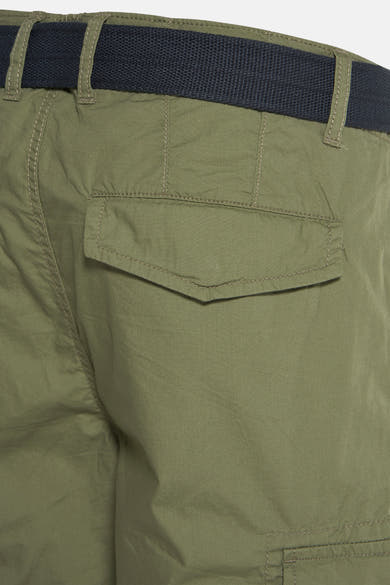 Bermuda kaki par Petrol Industries®, avec une poche arrière et une ceinture noire.
