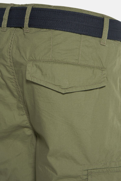 Bermuda kaki par Petrol Industries®, avec une poche arrière et une ceinture noire.
